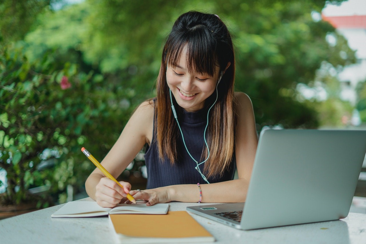 A young girl from the USA is learning Chinese to prepare for future travels with her mother and potential career opportunities